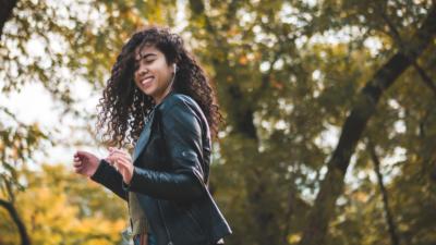 Meisje dat en met hoofdtelefoons zingt danst